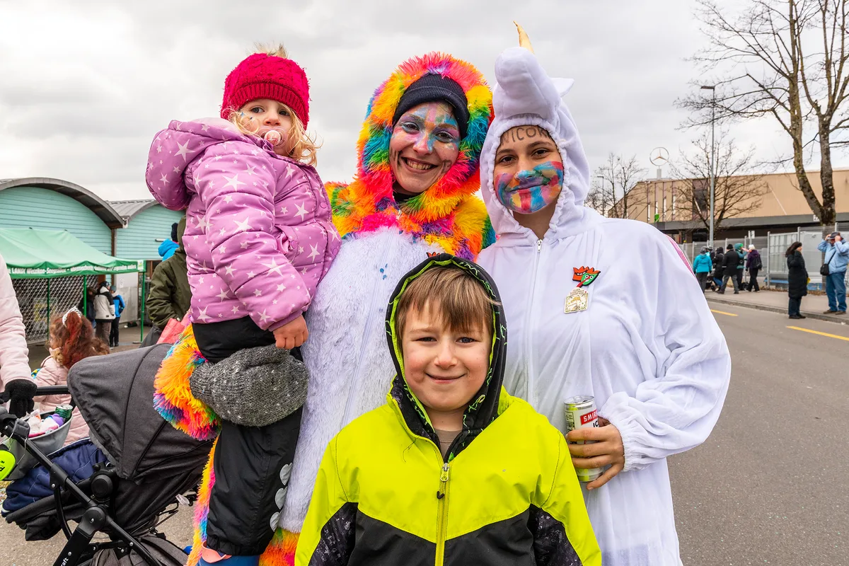 Eine Prinzessin, ein Tanzbär, ein Einhorn und ein Gangster aus Hinwil, wer da einen Zusammenhang sucht, sucht zu weit. Der Fasnachtsumzug in Robenhausen war laut, bunt und sehenswert.